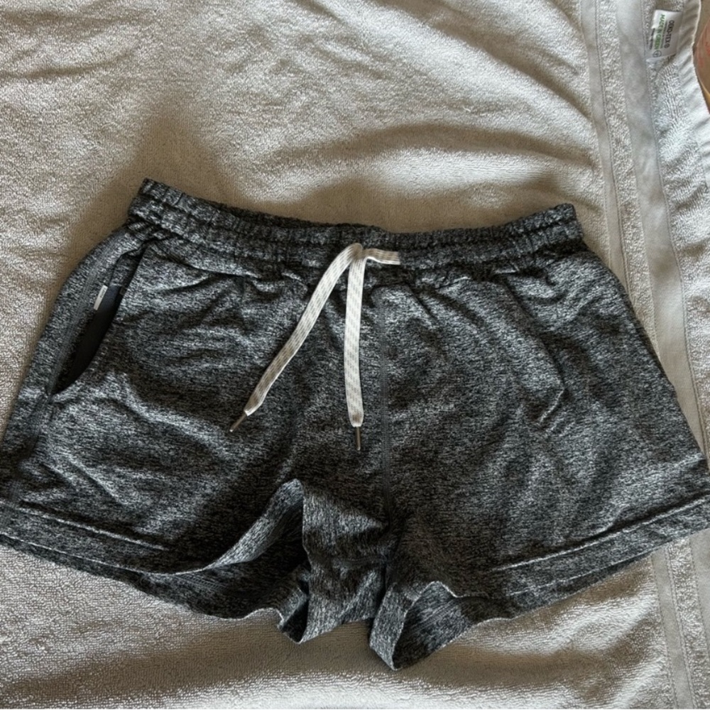 2 vuori halo shorts lot